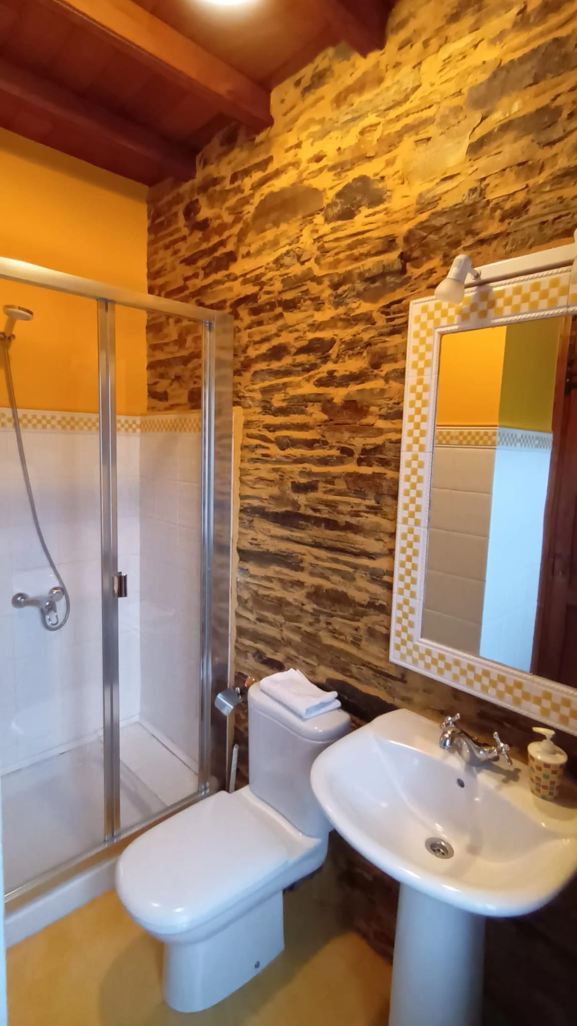 Baño Habitación Amarilla